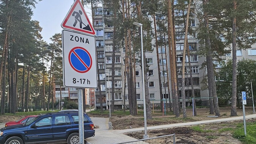 В связи с работами по реконструкции въезда во двор № 109 парковка запрещена с 8.00 до 17.00 - В Висагинасе