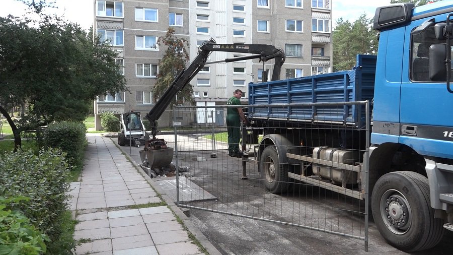 Ведутся работы по асфальтированию висагинских дворов (видео) - В Висагинасе