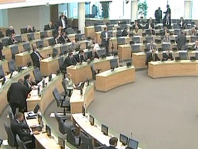 С мая 2009 года уменьшатся зарплаты политиков и должностных лиц Литвы  - Литва и страны Балтии