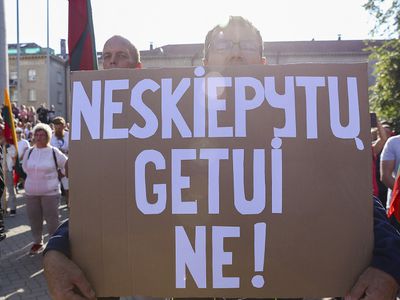 У Сейма - протест против планируемых ограничений для не привившихся от коронавируса: правительство призывают уйти в отставку - Литва и страны Балтии