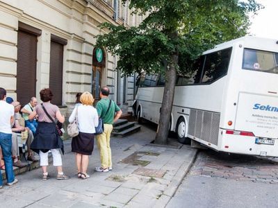 Sostinėje autobusas rėžėsi į „Maximą“ ir prispaudė praeivį
 - Įvykiai ir kriminalas