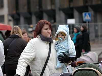 Įsigalioja nauja motinystės pašalpų mokėjimo tvarka - Lietuva ir Baltijos šalys