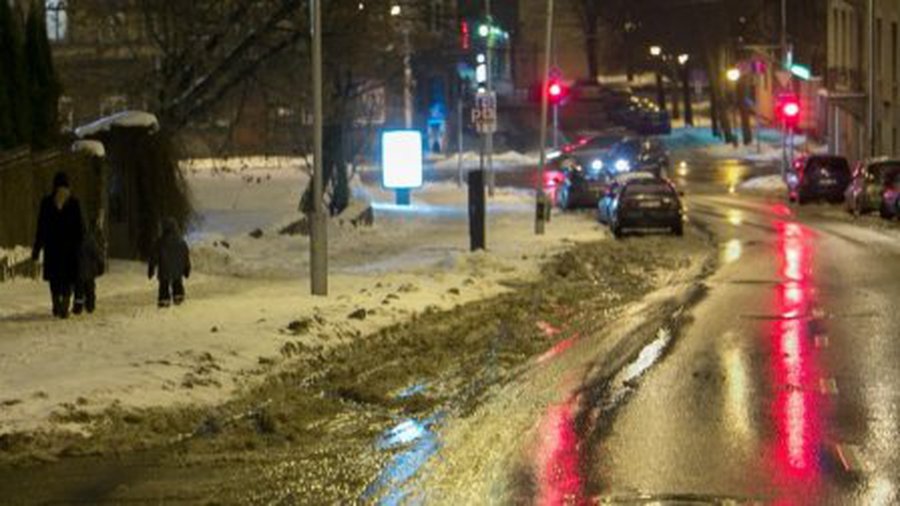 Eismo sąlygas sunkina plikledis, naktį neturėtų snigti - kelininkai - Lietuva ir Baltijos šalys