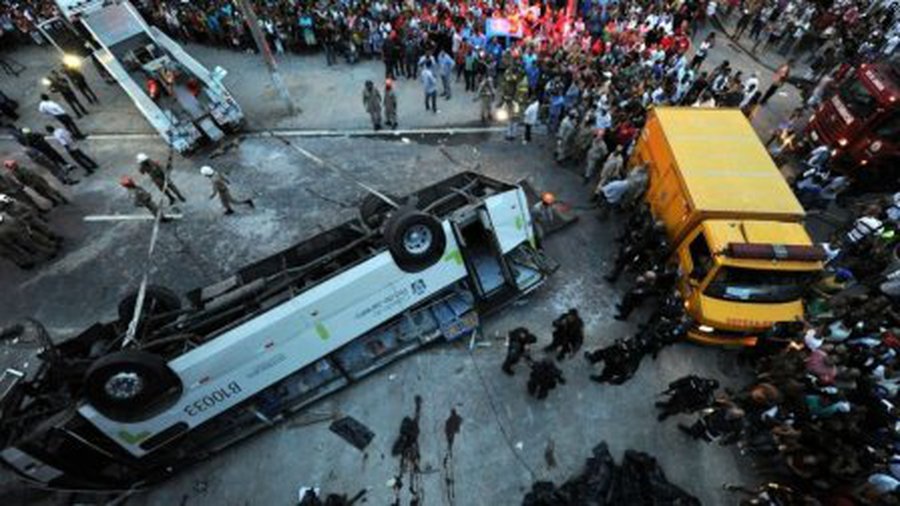 Rio de Žaneire nuo viaduko nulėkė autobusas - Pasaulyje