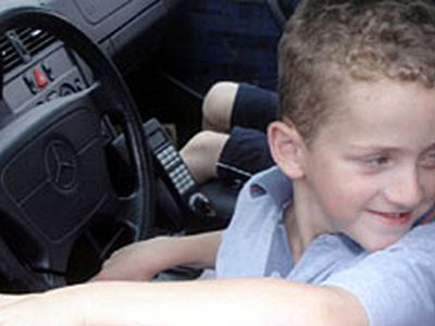 Лишенный водительских прав папа попросил 12-летнего сына сесть за руль - Хобби, отдых и развлечения