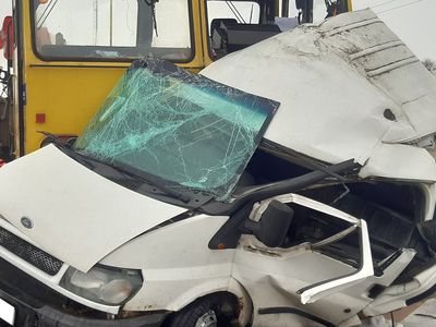 На железнодорожном переезде в Дотнуве поезд столкнулся с микроавтобусом - Происшествия и криминал