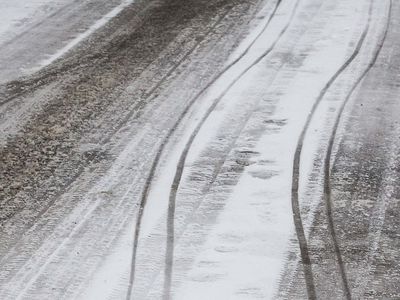 Kelininkai perspėja: eismo sąlygas sunkina plikledis ir šlapdriba - Lietuva ir Baltijos šalys