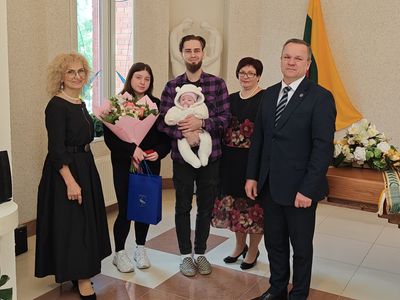 «Маленький человечек – это большое чудо». В загсе чествовали первого в этом году новорожденного (видео) - В Висагинасе
