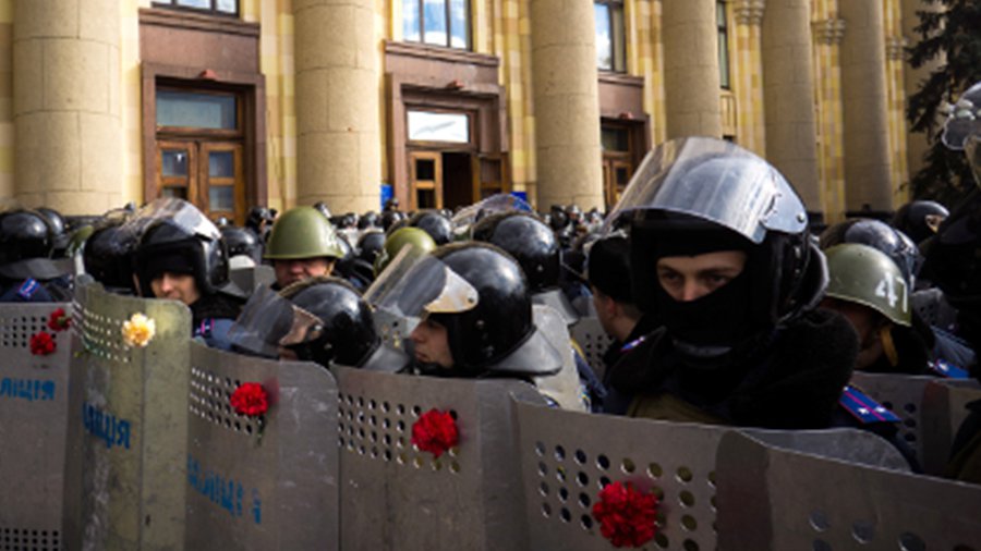 В Харькове милиция забросала гранатами пророссийских активистов - В Мире