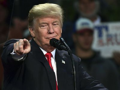 Трамп заявил, что США победили в двух мировых войнах и "поставили на колени коммунизм" - В Мире