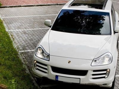 Литовская реальность: работникам – минимум, себе – Porsche Cayenne
 

 - Литва и страны Балтии