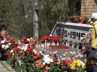 9 мая. Сотни висагинцев возложили цветы к Могиле Неизвестного Солдата (видео) - В Висагинасе