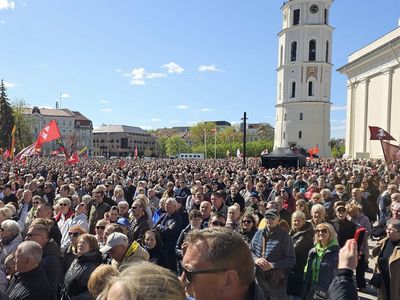 В Вильнюсе прошёл массовый митинг против планируемого расширения налога на недвижимость. - Литва и страны Балтии