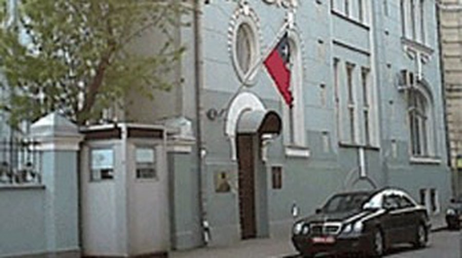 Пьяный немец сорвал флаг с посольства Чили в Москве - Хобби, отдых и развлечения