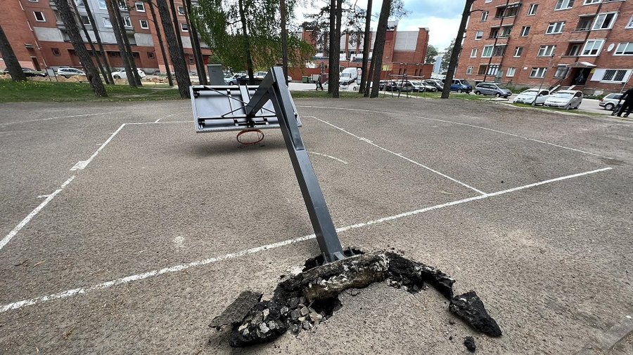 Упала опора с баскетбольным щитом.  Гарантийный срок ремонта площадки еще не истек - В Висагинасе