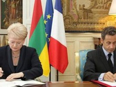 Во Франции литовский флаг повесили «вверх ногами» - Литва и страны Балтии