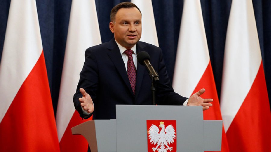 Президент Польши решил подписать вызвавшие критику в ЕС законы о судах - В Мире