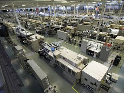 Волна самоубийств вынудила Foxconn повысить зарплату сотрудников
 - В Мире