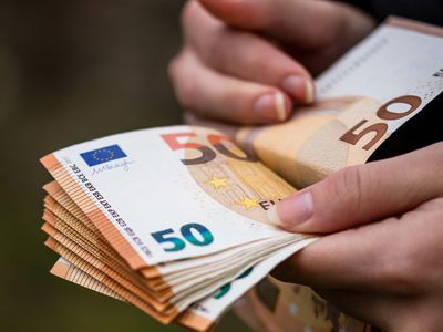 Представлены графики социальных выплат на сентябрь: проверьте, когда ждут переводы - Литва и страны Балтии