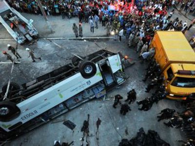 Rio de Žaneire nuo viaduko nulėkė autobusas - Pasaulyje