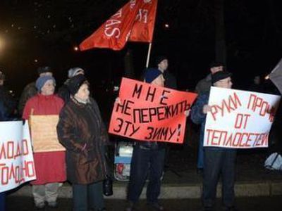 Несколько сотен горожан митинговали у Даугавпилсской городской думы против нищеты и приватизации

 - Литва и страны Балтии
