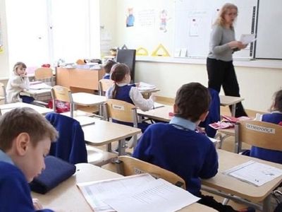 Литовские учителя недовольны введением этатной оплаты труда - Литва и страны Балтии