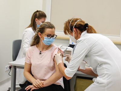 В первый день вакцинации от коронавируса привиты 2270 медработников Литвы - Литва и страны Балтии