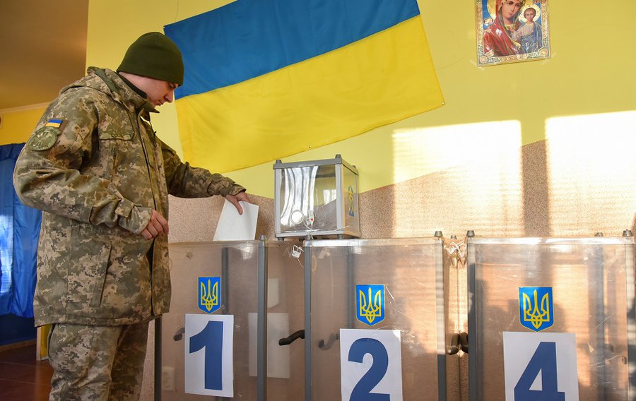 Ukraina renkasi prezidentą: trys favoritai - komikas, šokolado karalius ir dujų princesė - Pasaulyje