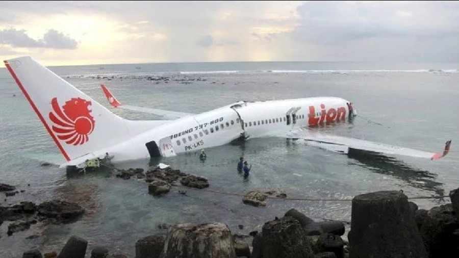 СМИ: пилот разбившегося в Индонезии самолета работал в Lion Air с 2011 года - В Мире