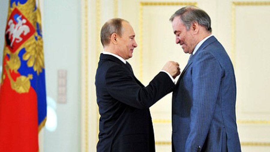 Путин вручил медали первым героям труда - В Мире