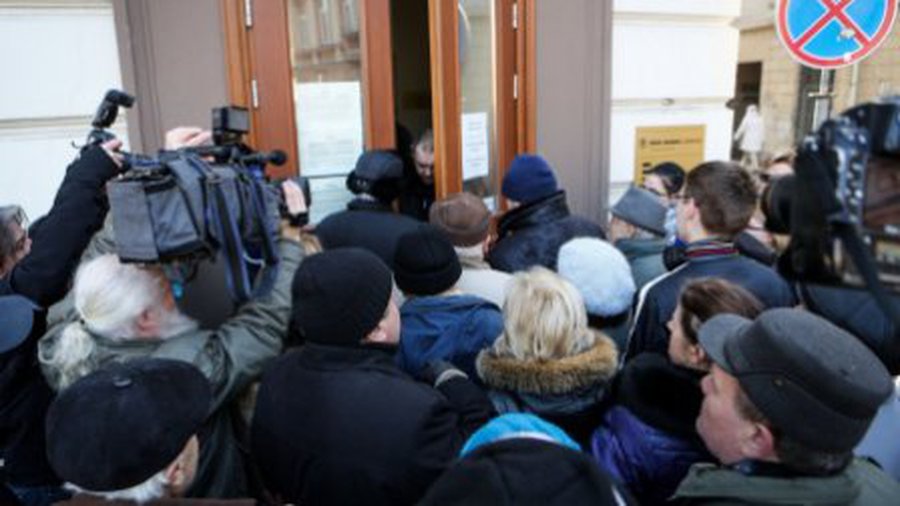 Клиентам Ūkio bankas, у которых были долги, денег придется подождать - Литва и страны Балтии