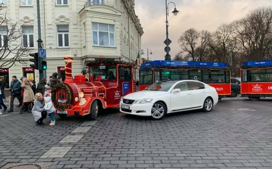 В Вильнюсе веселое катание на рождественском поезде остановил брошенный на дороге Lexus - Литва и страны Балтии