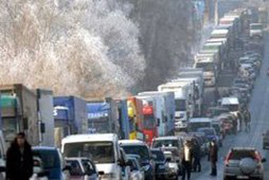 Литовским дальнобойщикам, застрявшим на границе с Россией, помогут литовские спасатели - Литва и страны Балтии