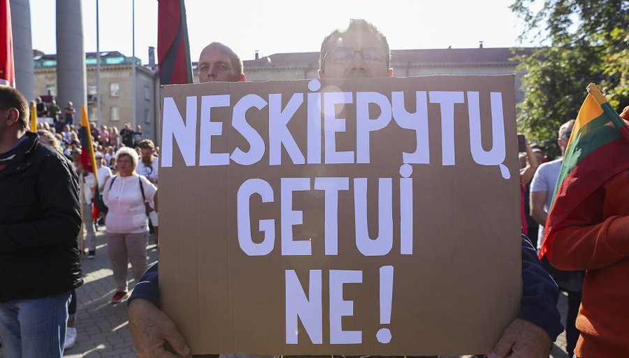 У Сейма - протест против планируемых ограничений для не привившихся от коронавируса: правительство призывают уйти в отставку - Литва и страны Балтии
