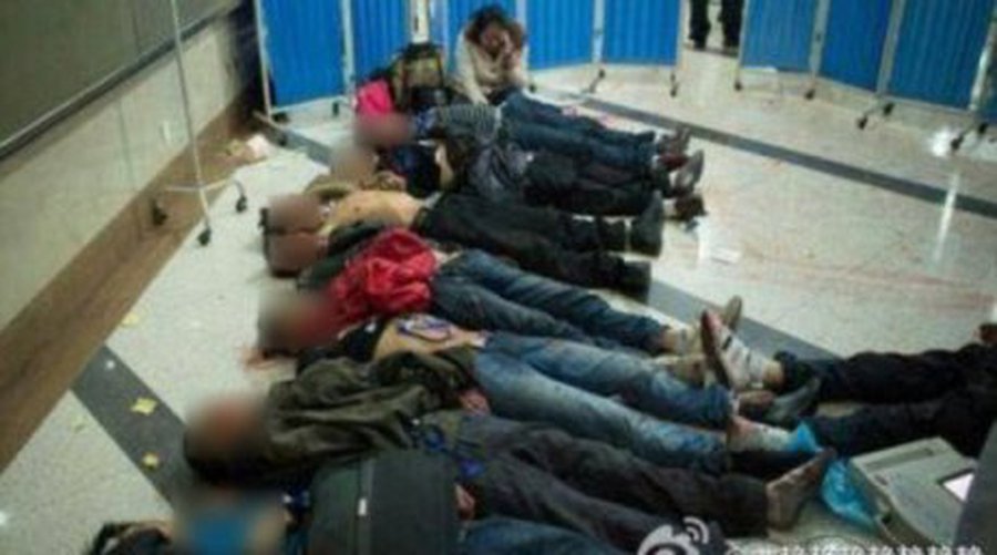 В Китае на вокзале неизвестные устроили резню - убито 27 человек, более 100 ранены
 - В Мире
