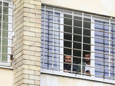 В Науйининкай размещены первые мигранты: всего здесь поселят 200 человек - Литва и страны Балтии