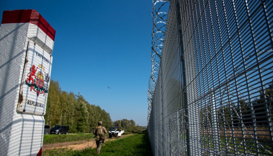 СМИ: Россия пообещала помощь россиянам, которых Латвия высылает из страны - В Мире