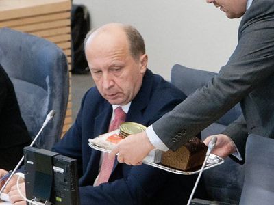 Кубилюс в парламенте получил продовольственный паек за минимум                                 - Литва и страны Балтии