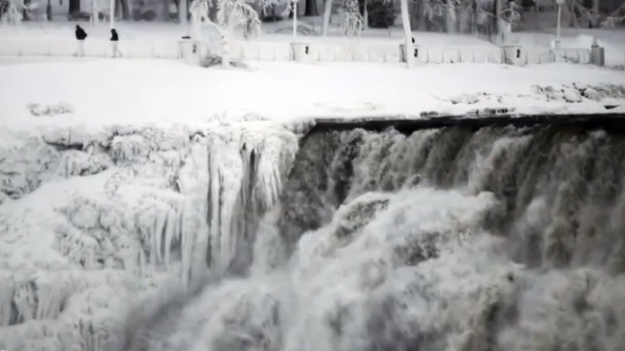 Шутки природы в США: Ниагарский водопад замёрз впервые за 100 лет - В Мире