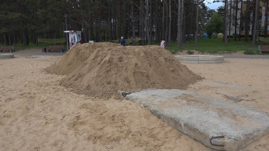 Почему на городском пляже закопали в песок бетонные плиты? - В Висагинасе