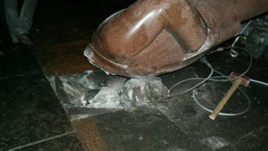 В Киеве «евроинтеграторы» разбили кувалдами памятник Ленину - В Мире