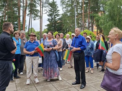 Поход «Обними свой город» пенсионеры посвятили Дню государства (добавлено видео) - В Висагинасе
