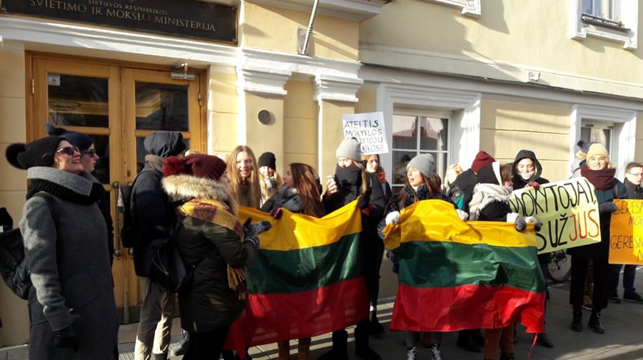 Бастующих третью неделю учителей Литвы акцией протеста поддержали школьники - Литва и страны Балтии