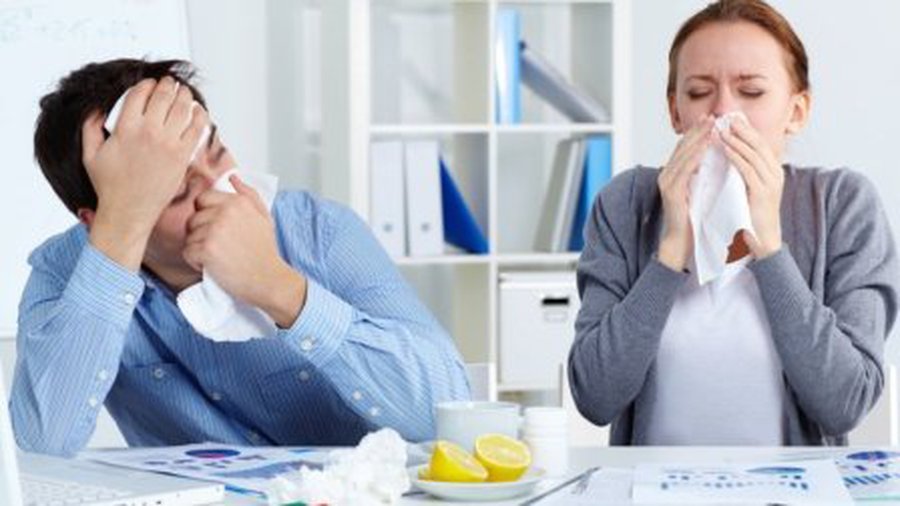 Профсоюзы: из-за небольших выплат по болезни люди ходят на работу больные и умирают - Литва и страны Балтии