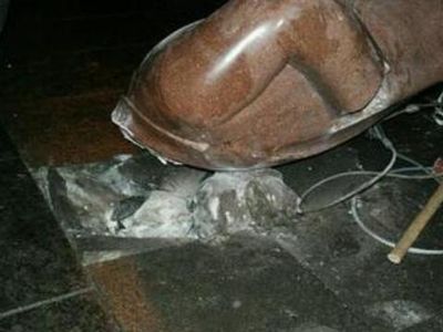 В Киеве «евроинтеграторы» разбили кувалдами памятник Ленину - В Мире