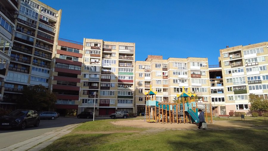 В Висагинасе под общественными балконами дома по ул. Парко обнаружено тело мертвого мужчины - Происшествия и криминал