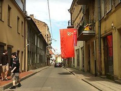 Ювелир вывесил в Вильнюсе советские флаги - Литва и страны Балтии