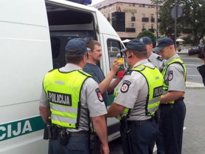 Pirmasis kovoje su homoseksualais krito V. Šustauskas, po pusvalandžio - ir P. Gražulis
 - Lietuva ir Baltijos šalys