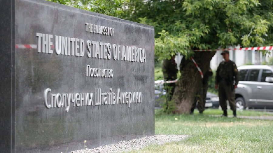 В Киеве расследуют нападение на сотрудника посольства США в центре города - В Мире