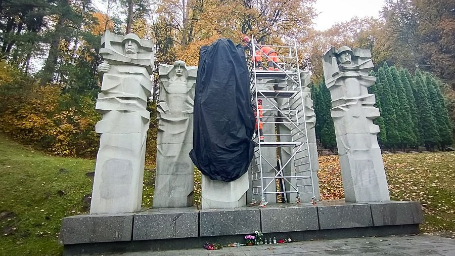 Памятники советским воинам на Антакальнисском кладбище накрыты черной тканью - Литва и страны Балтии